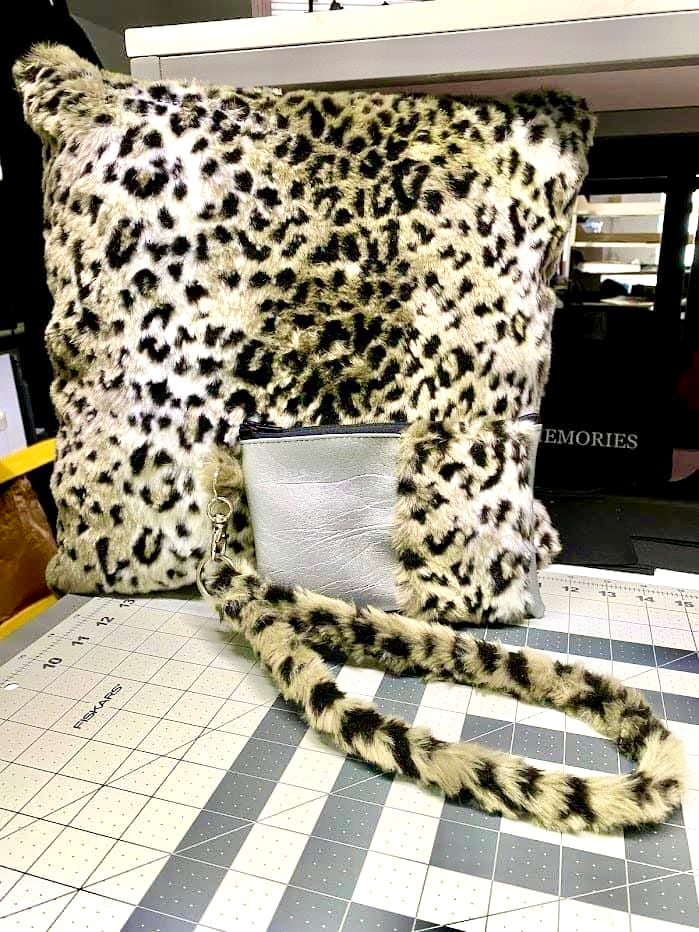Cojín y bolso de mano Cheetah