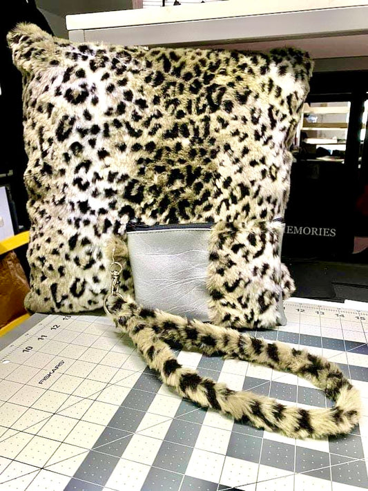 Cojín y bolso de mano Cheetah